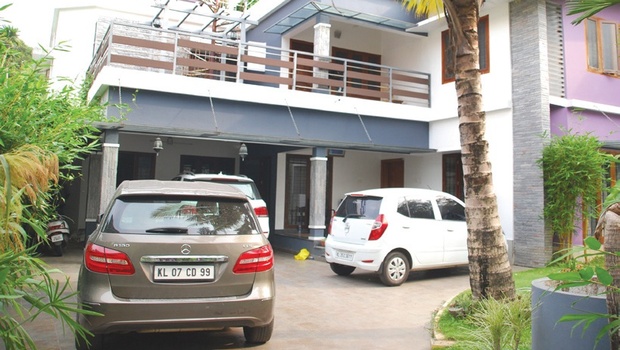 റിമി ടോമിയുടെയും വ്യവസായികളുടേയും വീട്ടില്‍ ആദായ നികുതി വകുപ്പ്‌ റെയ്‌ഡ്‌