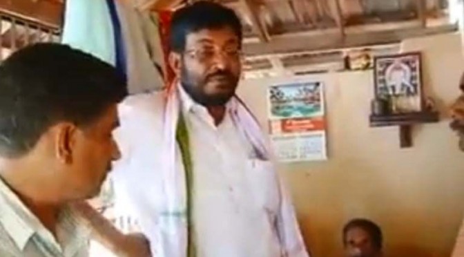 പട്ടാമ്പി യുഡിഎഫ് സ്ഥാനാര്‍ഥി സി പി മുഹമ്മദ് വോട്ടര്‍മാര്‍ക്ക് പണം നല്‍കുന്ന ദൃശ്യം പുറത്ത്