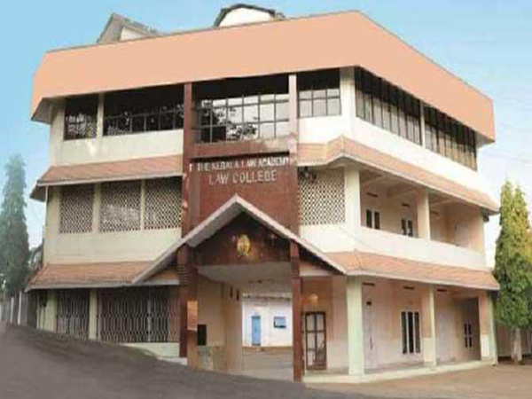 സര്‍ക്കാര്‍ ഭൂമിയിലെ പ്രധാന കവാടം പൊളിക്കാന്‍ ലോ അക്കാദമിക്ക് നോട്ടീസ്