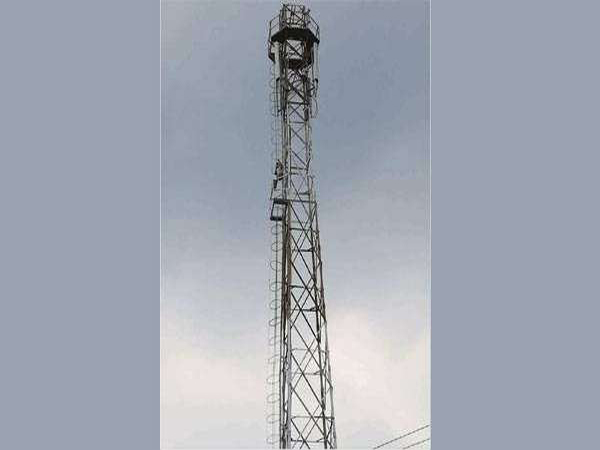 ചങ്ങനാശ്ശേരിയില്‍ ടവറിനു മുകളില്‍ കയറി യുവാവിന്റെ ആത്മഹത്യാ ഭീഷണി