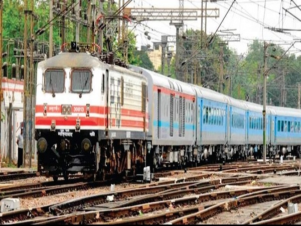 തൃശൂരില്‍ ട്രെയിനിനും പ്ലാറ്റ്‌ഫോമിനും ഇടയില്‍ കാല്‍ കുടുങ്ങി വിദ്യാര്‍ത്ഥികള്‍ക്ക് പരുക്ക്