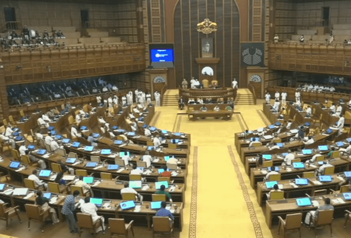 ഗവർണറുടെ പ്രസംഗത്തിനിടെ പ്രതിഷേധം; സ്പീക്കർ മൈക്ക് ഓഫാക്കി