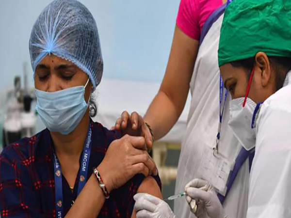 വാ​ക്സി​ന്‍ ക്ഷാ​മം രൂ​ക്ഷം; പ​ല‍​യി​ട​ത്തും തി​ക്കും​തി​ര​ക്കും