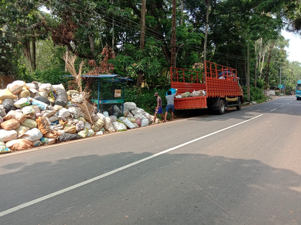 സംസ്ഥാന പാതയിൽ കുമിഞ്ഞ് കൂടിയ മാലിന്യം എടുത്തുമാറ്റി
