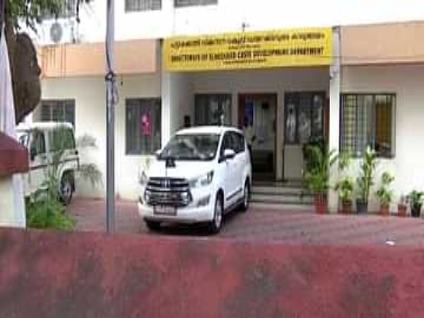 ട്രഷറി മോഡല്‍ സാമ്പത്തിക തട്ടിപ്പ് വീണ്ടും: പിന്നാക്ക വിഭാഗങ്ങള്‍ക്കുള്ള ധനസഹായ അപേക്ഷയ്ക്കൊപ്പം നല്‍കിയത് ഉദ്യോഗസ്ഥരുടെ ബന്ധുക്കളുടെ അക്കൌണ്ട് നമ്പര്‍