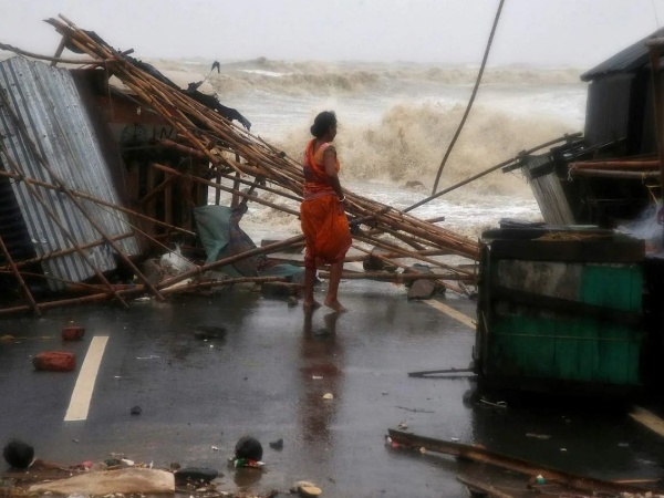 “യാ​സ്’ ക​ര​തൊ​ട്ടു: ല​ക്ഷ​ങ്ങ​ളെ ഒ​ഴി​പ്പി​ക്കുന്നു; കോ​ൽ​ക്ക​ത്ത വി​മാ​ന​ത്താ​വ​ളം അ​ട​ച്ചു