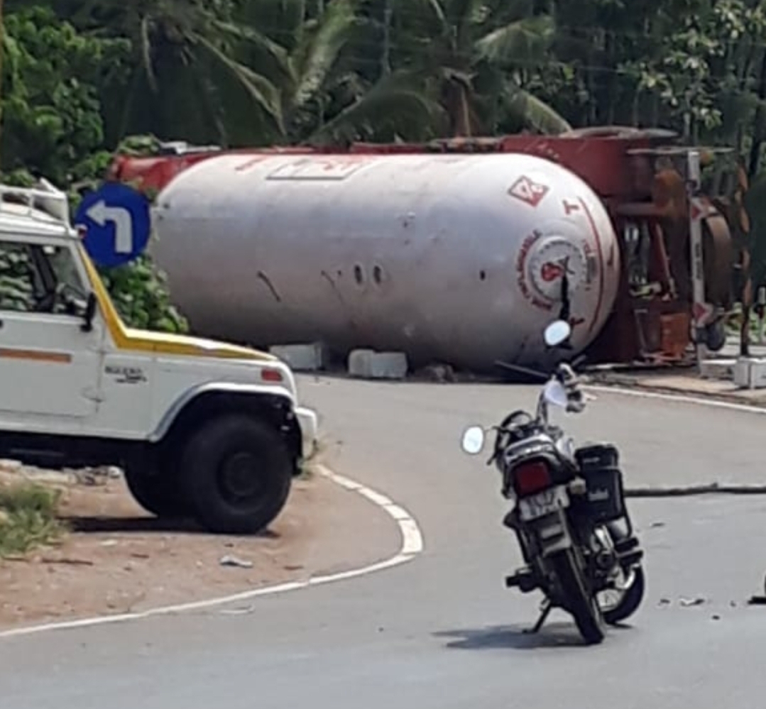 കണ്ണൂര്‍ ചാലയില്‍ പാചകവാതക ലോറി മറിഞ്ഞു; വാതകം ചോരുന്നു
