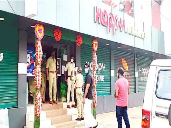 ലോക്ക് ഡൗൺ ലംഘിച്ച വസ്ത്രവ്യാപാര സ്ഥാപനത്തിന് 32000രൂപ പിഴ ചുമത്തി.