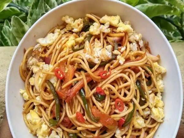 വളരെ എളുപ്പത്തിൽ എഗ്ഗ് നൂഡിൽസ് തയ്യാറാക്കാം