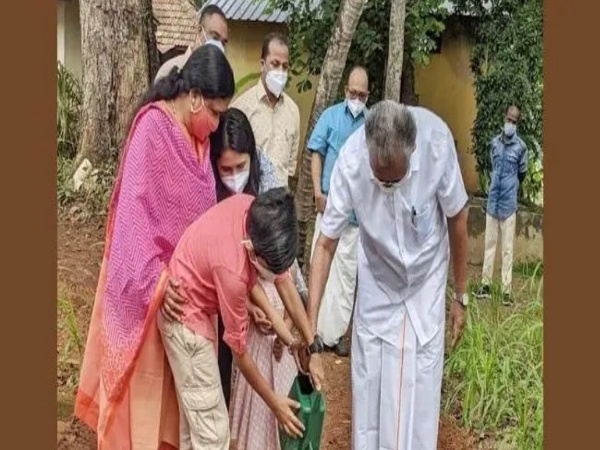 ന​മു​ക്കൊ​രു​മി​ച്ച് ഭൂ​മി​യെ പു​നഃ​സം​ഘ​ടി​പ്പി​ക്കാ​മെ​ന്ന് മു​ഖ്യ​മ​ന്ത്രി