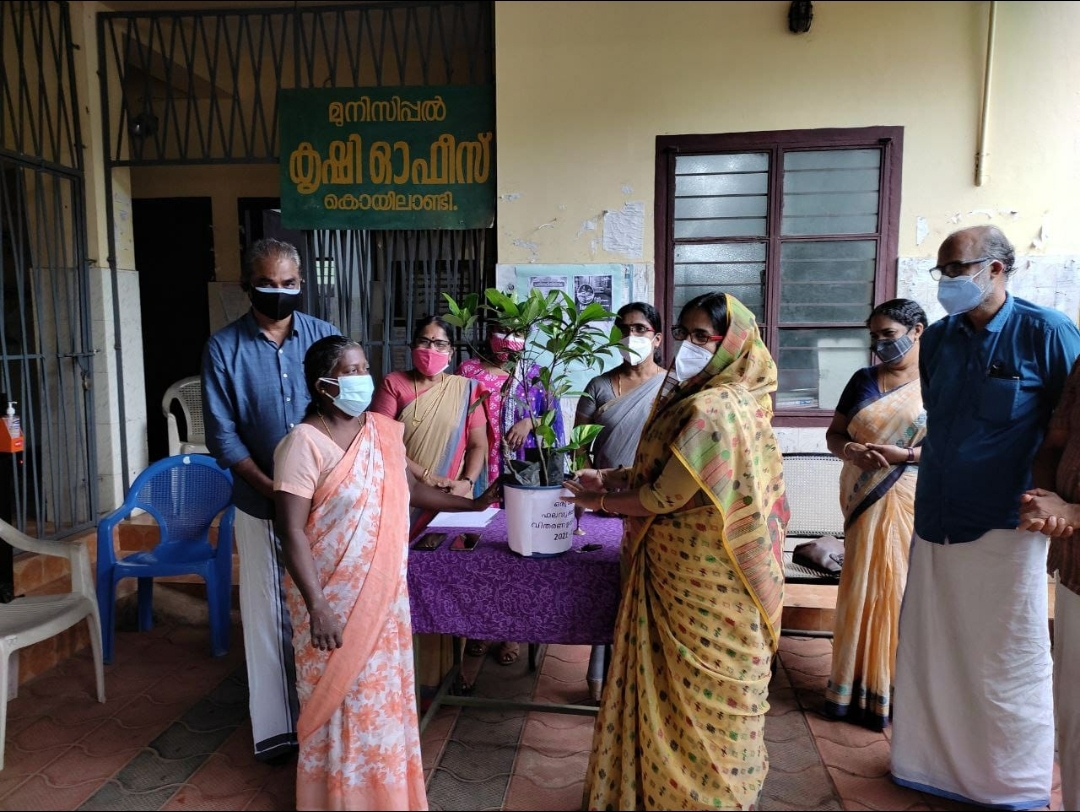 ഫല വൃക്ഷ തൈകൾ വിതരണം ചെയ്തു