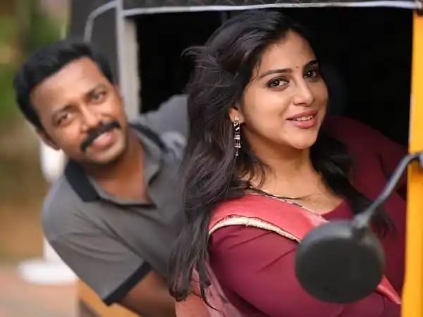 ഓട്ടോ ഓടിച്ചു അന്ന രേഷ്മ രാജൻ, യാത്രക്കാരനായി വിഷ്ണു ഉണ്ണികൃഷ്ണനും, “രണ്ട് ” റിലീസിനൊരുങ്ങുന്നു.