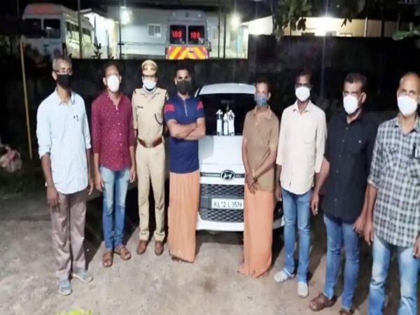 കാറിൽ ചാരായം കടത്തുന്നതിനിടെ കോഴിക്കോട് രണ്ടുപേർ എക്സൈസ് പിടിയിൽ