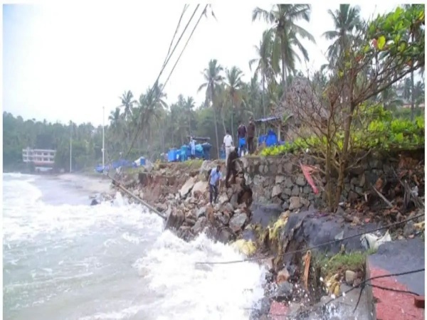 കനത്ത മഴ, കോവളം ബീച്ചിൽ വൻ നാശനഷ്ടം