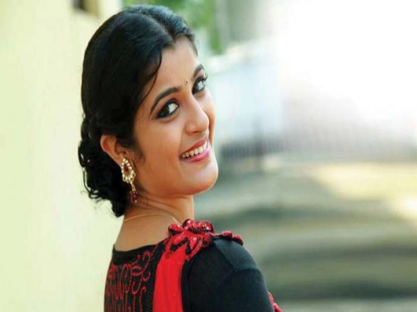 തന്റെ ചിത്രങ്ങൾ ഉപയോഗിച്ച് അശ്ലീല ചാറ്റ് നടത്തുന്നു; ഫേക്ക് അക്കൗണ്ടിനെതിരെ ശാലു കുര്യൻ