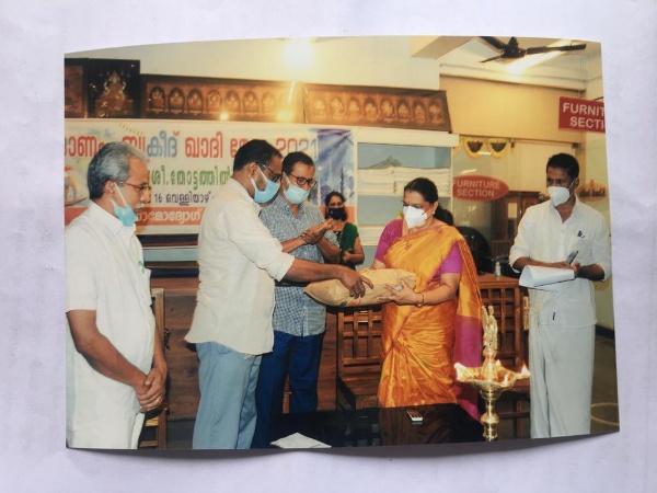 ഓണം, ബക്രീദ് ഖാദി മേള തുടങ്ങി