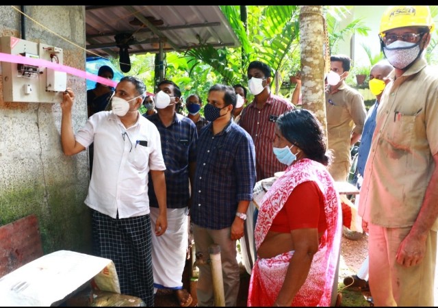 വീട് സൗജന്യമായി വൈദ്യുതീകരിച്ചു നൽകി