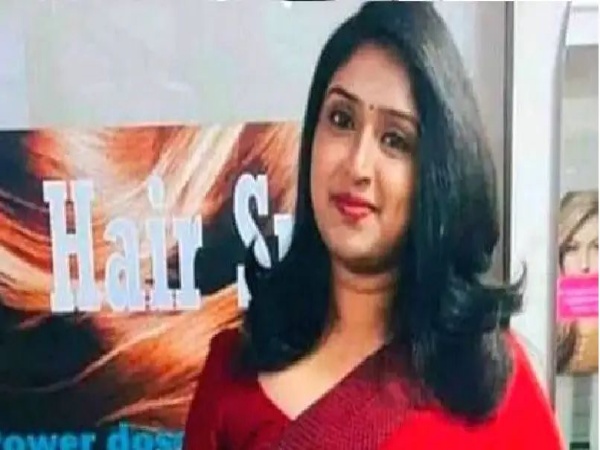 പരീക്ഷ പാസാവാതെ  വക്കീലായി പ്രവർത്തിച്ച യുവതി ഒളിവിൽ