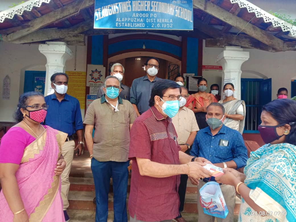 ഓൺലൈൻ പഠനത്തിനായി റോട്ടറി ക്ലബ്  സ്മാർട്ട്‌ഫോണുകൾ നൽകി