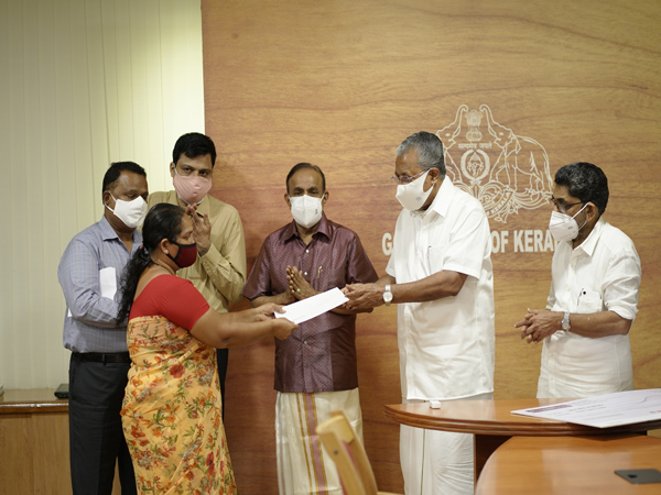 രവിപിള്ള ഫൗണ്ടേഷന്റെ കാരുണ്യസ്പര്‍ശം; ധനസഹായ വിതരണോദ്ഘാടനം മുഖ്യമന്ത്രി പിണറായി വിജയന്‍ നിര്‍വഹിച്ചു