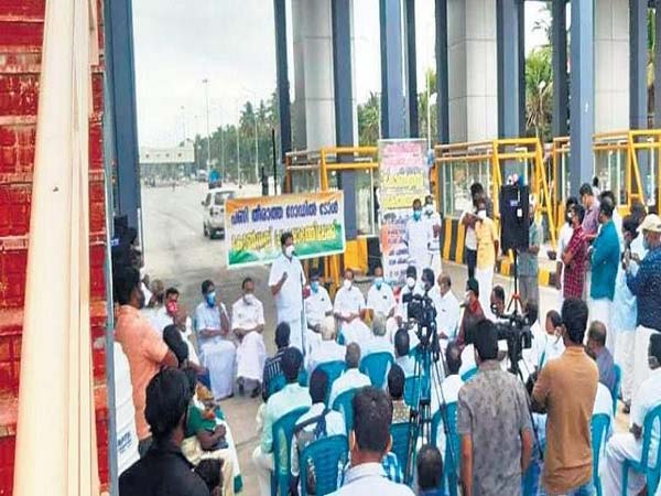 വ്യാപക പ്രതിഷേധം: തിരുവല്ലം – കോവളം ബൈപാസില്‍ ടോള്‍ പിരിവ് നിര്‍ത്തിവച്ചു