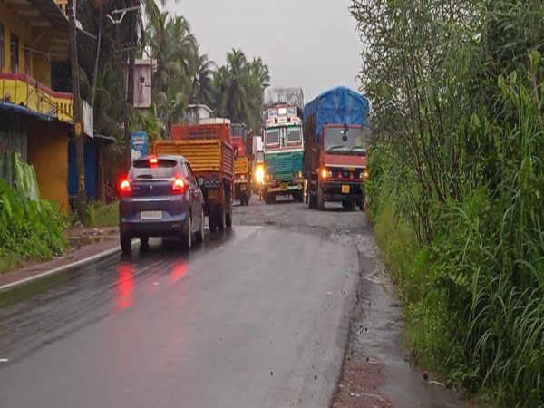 മുഴപ്പിലങ്ങാട് സര്‍വ്വീസ് റോഡില്‍ ചരക്ക് ലോറി കുടുങ്ങി; കണ്ണൂര്‍ – തലശ്ശേരി ദേശീയപാതയില്‍ ഗതാഗത കുരുക്ക്​