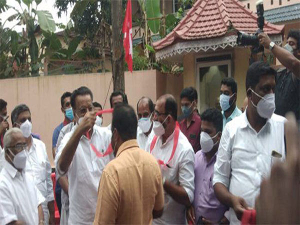 ഞാ​യ​റാ​ഴ്ച ലോ​ക്ക്ഡൗ​ണ്‍ ലം​ഘി​ച്ച്‌ സി​പി​എം പൊ​തു​യോ​ഗം ന​ട​ത്തി