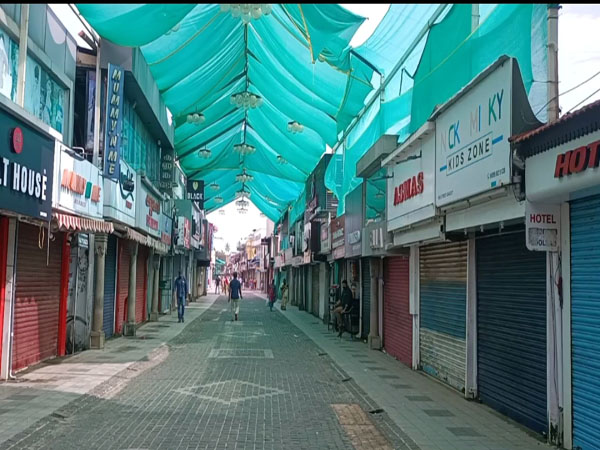 കോഴിക്കോട് ജില്ലയിൽ തിങ്കളാഴ്ച മുതൽ കടകൾ തുറക്കുമെന്ന് വ്യാപാരികൾ