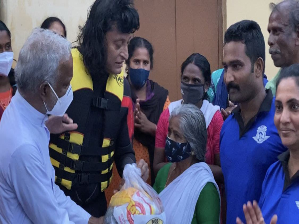 പ്രളയ ബാധിതർക്ക് സാന്ത്വനമേകി ബോബി ഫാൻസ്‌