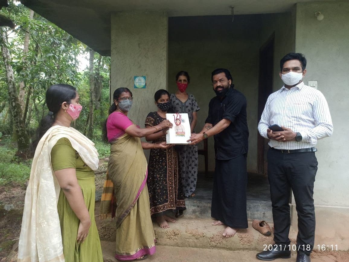 ബോബി ഫാൻസ്‌ ആപ്പിൽ  ലഭിച്ച അപേക്ഷ പ്രകാരം വിദ്യാർത്ഥിനിക്കുള്ള മൊബൈൽ ഫോൺ കൈമാറി