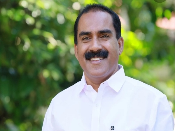 സിൽവർ ലൈൻ  പദ്ധതി : മുഖ്യമന്ത്രിക്കെതിരെ അവകാശ ലംഘന നോട്ടീസുമായി അൻവർ സാദത്ത്