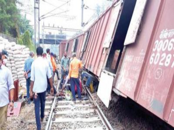 ആ​ലു​വ ട്രെ​യി​ൻ അ​പ​ക​ടം: അ​ഞ്ച് ട്രെ​യി​നു​ക​ൾ റ​ദ്ദാ​ക്കി