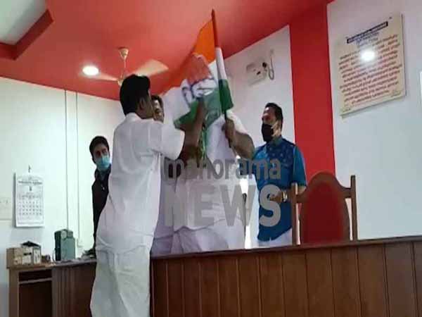 ഗ്രാമപഞ്ചായത്തില്‍ യോഗത്തിന് ഇടയില്‍  പെട്രോള്‍ ഒഴിച്ച് ആത്മഹത്യാ ഭീഷണി