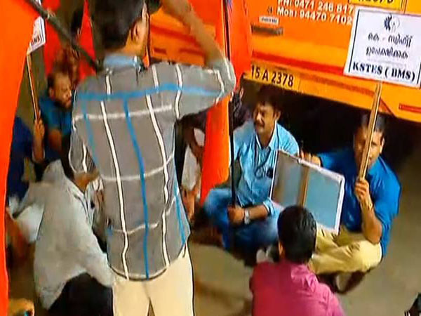 കോഴിക്കോട് കെഎസ്ആർടിസി സ്വിഫ്റ്റ് ബസ് ഉപരോധിച്ച് ബിഎംഎസ് പ്രവർത്തകർ