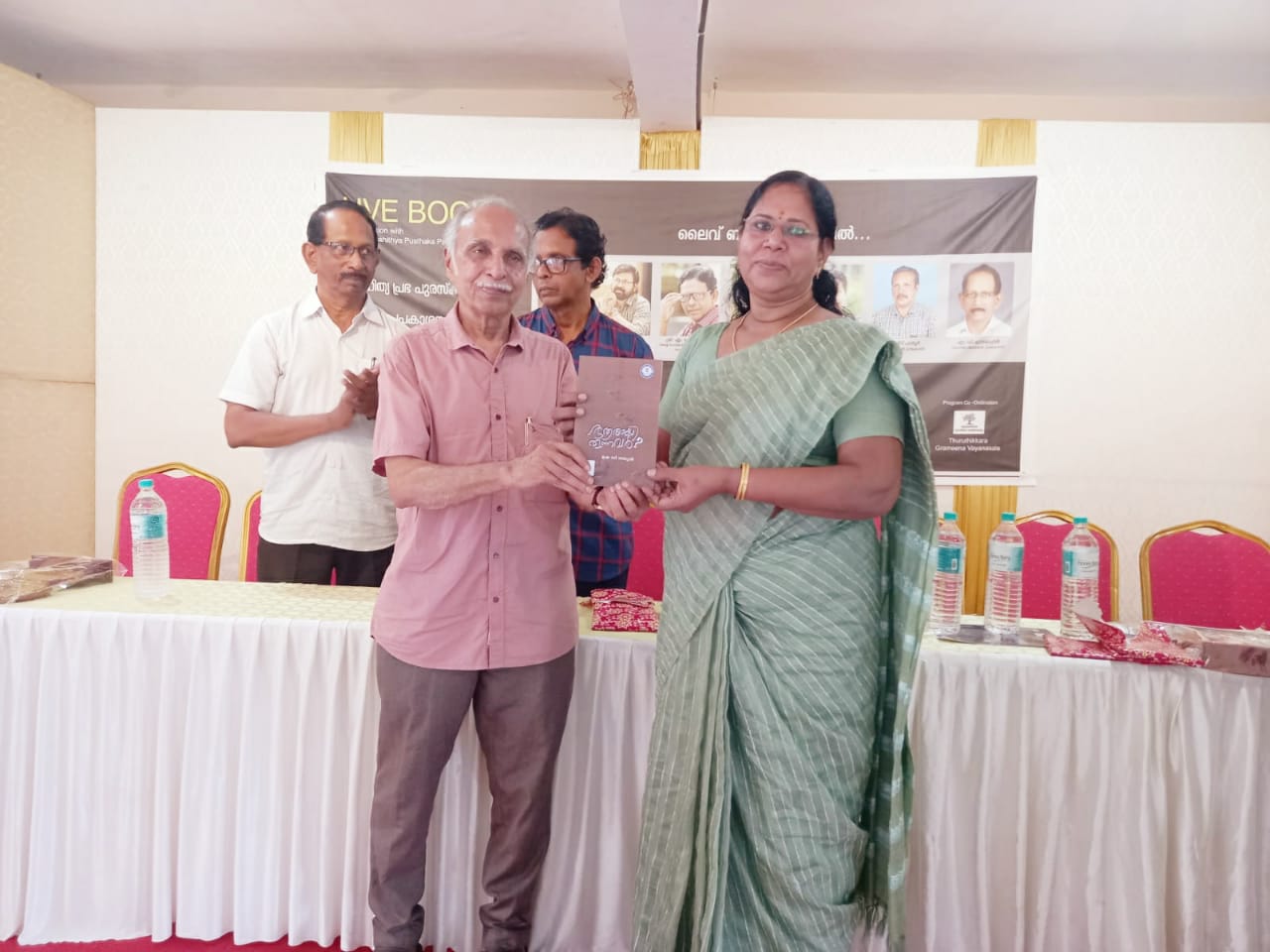 ഉഷ സി നമ്പ്യാരുടെ കവിതാസമാഹാരം ‘ആരായിരുന്നവർ’ പ്രകാശനം ചെയ്തു