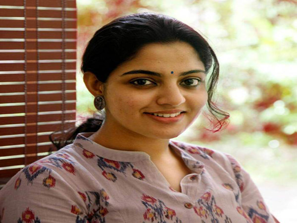 കോഴിക്കില്ലാത്ത പരിഗണന പശുവിനും വേണ്ട; പൊളിറ്റിക്കല്‍ ഉത്തരവുമായി നിഖില വിമല്‍