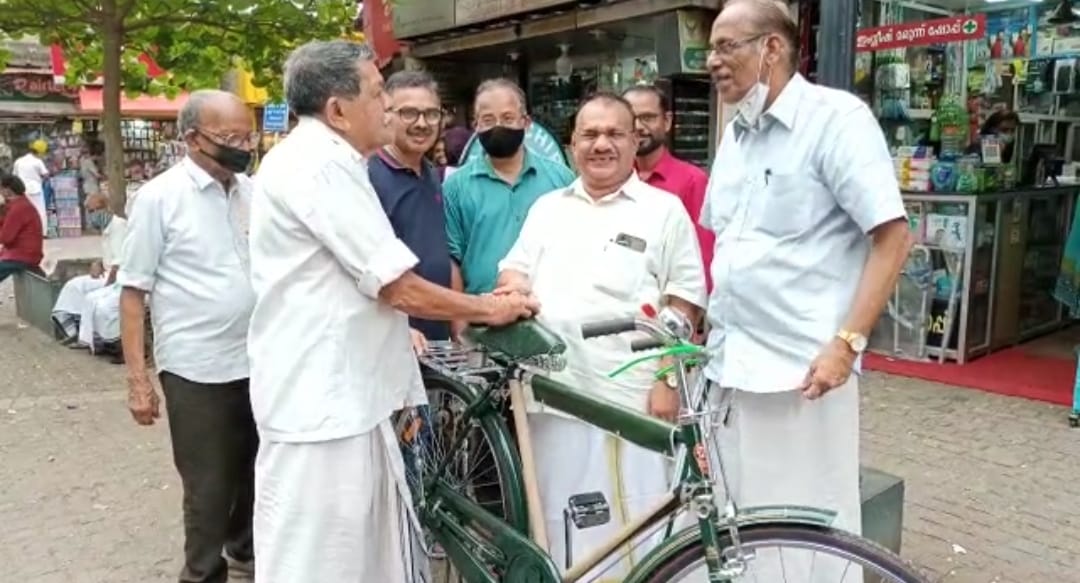 കോയാലിക്കക്ക് ഇനി പുതിയ സൈക്കിളിൽ യാത്ര ചെയ്യാം;സൈക്കിൾ നൽകി മാനാഞ്ചിറ മെഡിക്കൽസ്