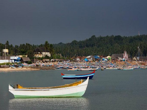 വിഴിഞ്ഞം തുറമുഖത്ത് മത്സ്യത്തൊഴിലാളികളുടെ സമരം ശക്തം
