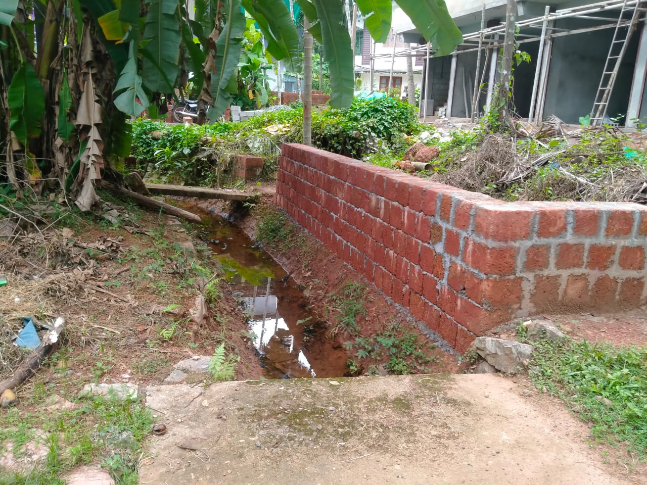 മുത്താമ്പിയില്‍ കനാല്‍ ഭൂമി കയ്യേറുന്നതായി, പരാതി മുത്താമ്പിയില്‍ കനാല്‍ ഭൂമി കയ്യേറി മതില്‍ കെട്ടിയ നിലയില്‍