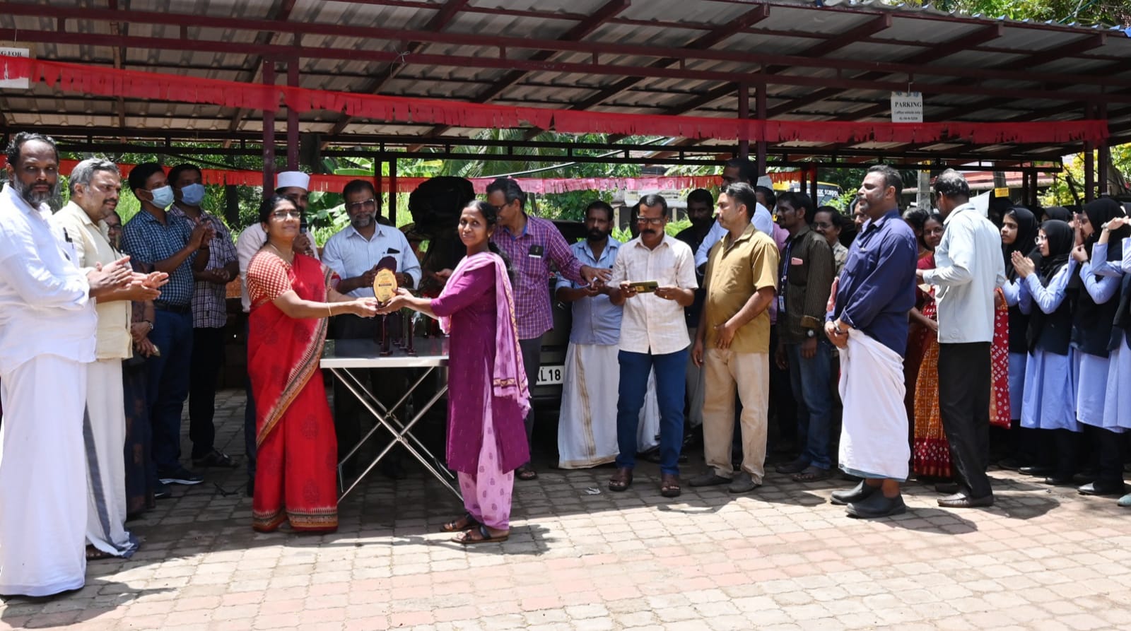 പരിസ്ഥിതി ദിനാചരണത്തിന്റെ ഭാഗമായി നഗര ശുചീകരണ തൊഴിലാളികളെ ആദരിച്ചു