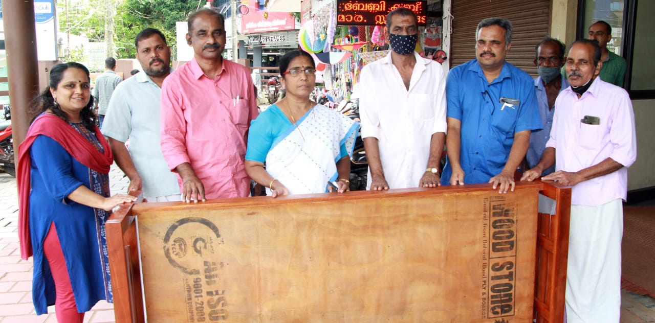 വയോജനങ്ങൾക്ക്  കട്ടിൽ വിതരണം നടത്തി