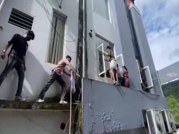 രാഹുല്‍ ഗാന്ധിയുടെ എം പി ഓഫീസ് അടിച്ചു തകര്‍ത്ത സംഭവത്തില്‍ പൊലീസിന് വീഴ്ചപറ്റിയെന്ന് പ്രാഥമിക വിലയിരുത്തല്‍.