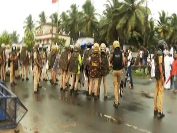 കോഴിക്കോട് മാലിന്യപ്ലാന്റിന് എതിരെ ആവിക്കലില്‍ ഹര്‍ത്താല്‍; പൊലീസിന് നേരെ കല്ലേറ്, സംഘര്‍ഷം