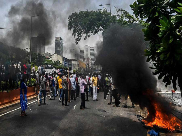 ശ്രീലങ്കയിൽ സൈനികരുടെ ബാരിക്കേഡുകൾ തകർത്ത് കൊളംബോയിൽ ജനപ്രളയം മുന്നേറുന്നു