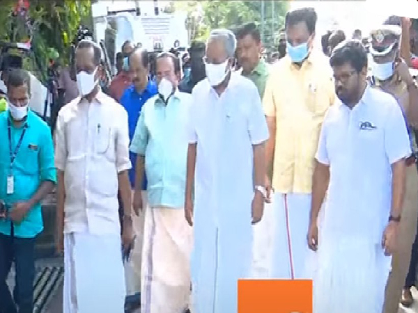 മുഖ്യമന്ത്രി പിണറായി വിജയൻ എകെജി സെൻ്ററിലെത്തി.