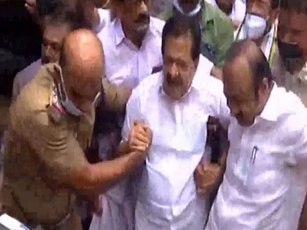 സോണിയ ഗാന്ധിയെ ഇ.ഡി ചോദ്യം ചെയ്യുന്നതില്‍ പ്രതിഷേധം; വി.ഡി സതീശനും രമേശ് ചെന്നിത്തലയും അറസ്റ്റില്‍