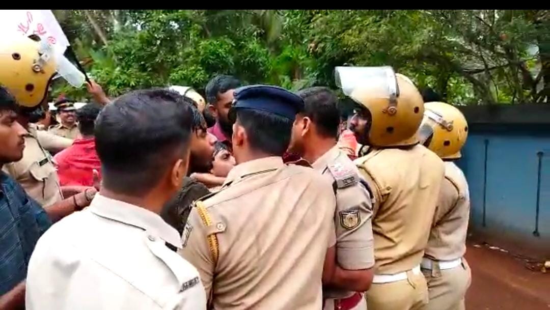 വടകര  എസ്  എഫ് ഐ  മാർച്ചിൽ  സംഘർഷം ;പോലീസ്  ലാത്തി  വീശി