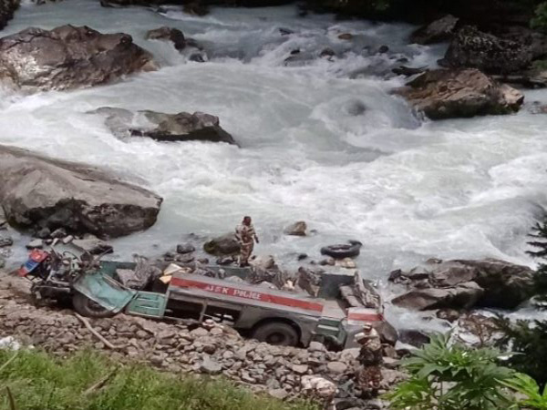 ജമ്മുകശ്മീരില്‍ സുരക്ഷാ സേന സഞ്ചരിച്ച ബസ് നദിയിലേക്ക് മറിഞ്ഞ് ആറ് ജവാന്മാര്‍ മരിച്ചു