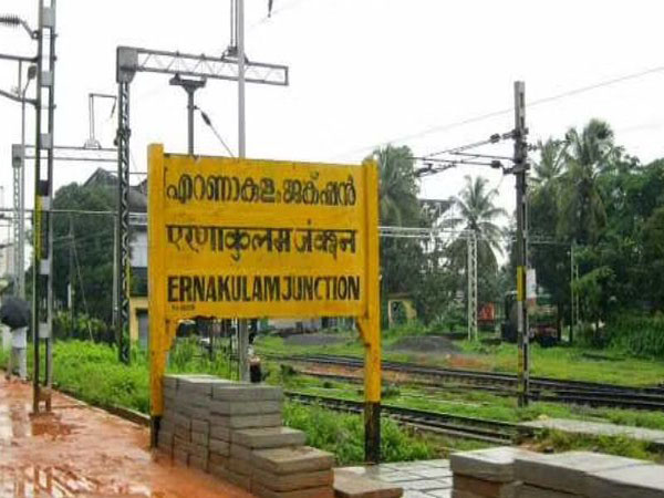 എറണാകുളം ജില്ലയിലെ കനത്ത മഴ സ്റ്റേഷനുകളിലെ സിഗ്നല്‍ പ്രവര്‍ത്തനത്തെ ബാധിച്ചെന്ന് റെയില്‍വേ അധികൃതര്‍