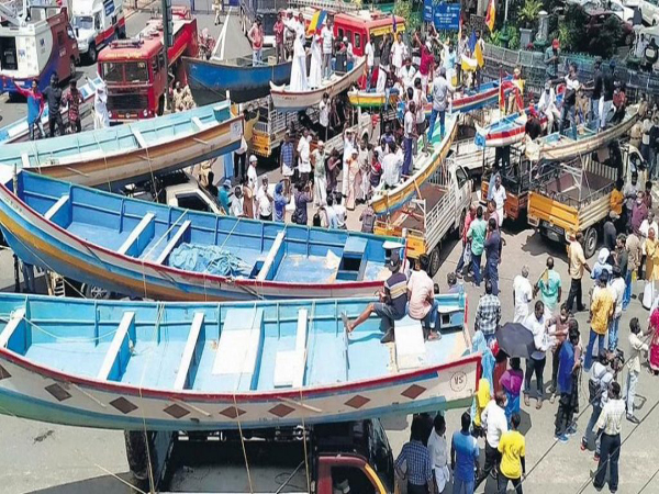 വിഴിഞ്ഞം സമരം പതിനാലാം ദിവസത്തിലേക്ക്: മത്സ്യത്തൊഴിലാളികള്‍ ഇന്ന് തുറമുഖം വളയും